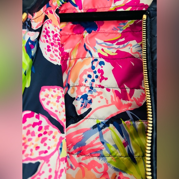 Lilly Pulitzer True Navy quilted vest with printed inside size XL - Picture 2 of 6